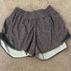 Lululemon Hotty Hot short heathered grey size 4 4inch inseam LOW RISE